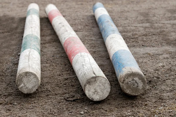 Kleurrijke Bars Uit Paard Springen Belemmeringen Tot Grond — Stockfoto