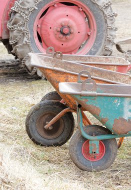 Eski kırmızı traktör ve iki el arabası