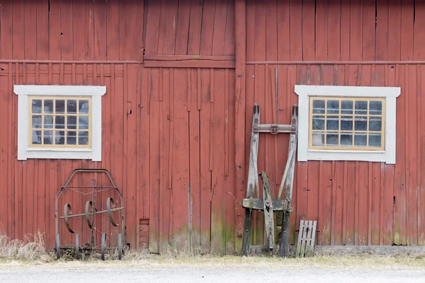 Traditionella Gamla Röd Lada Vägg Ett Fönster Och Släde — Stockfoto