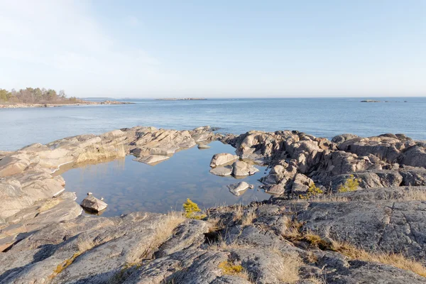 Küste, Klippen, Inselchen und Meer ein sonniger Tag — Stockfoto