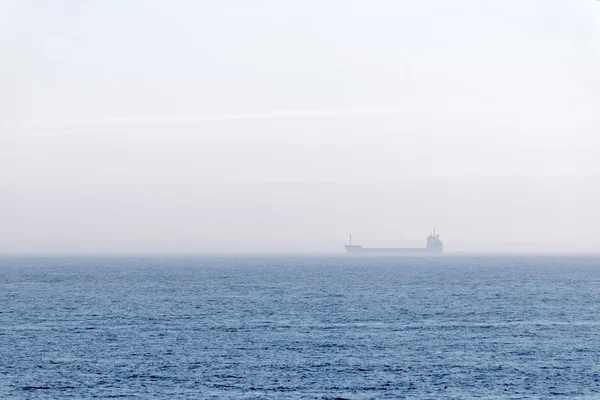 霧の中で部分的に非表示の大型コンテナー船 — ストック写真