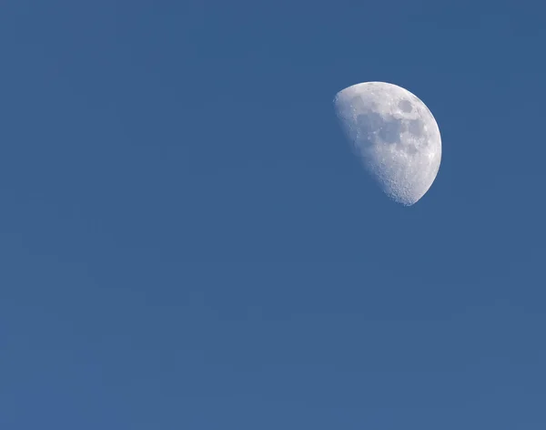 Mezzaluna durante il giorno, cielo blu — Foto Stock