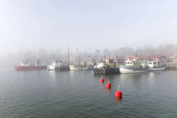 Petits bateaux de pêche dans le port un matin brumeux — Photo