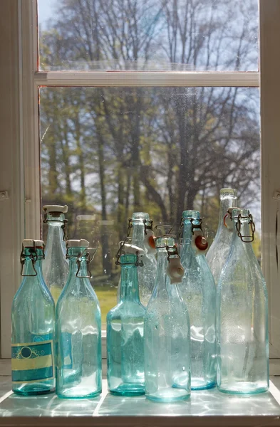 Groep Van Terug Verlichte Blauwe Transparante Ouderwetse Lege Glazen Flessen — Stockfoto