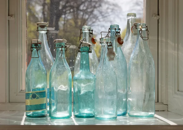 Bottiglie di vetro vuote vecchio stile in una finestra — Foto Stock