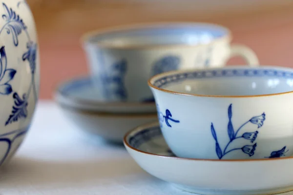 Set Café Porcelana Blanca Azul Sobre Una Mesa Con Tela Imágenes De Stock Sin Royalties Gratis