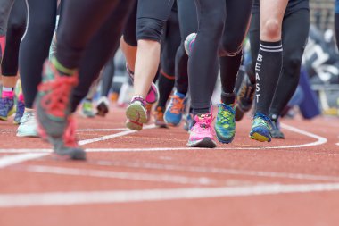 Ayak ve bacaklar sert Viking durumda çalışan renkli