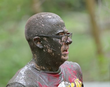 Stockholm, İsveç - 14 Mayıs 2016: İsveç'te düzenlenen Zorlu Viking Etkinliğinde çamurla kaplı gözlük takan adam, 14 Nisan 2016