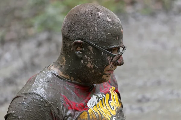 Hombre con gafas cubiertas de barro —  Fotos de Stock