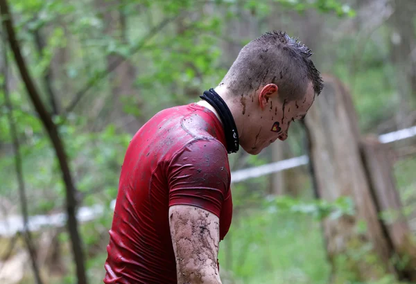 Estocolmo Suecia Mayo 2016 Hombre Musculoso Con Camisa Roja Cubierto —  Fotos de Stock