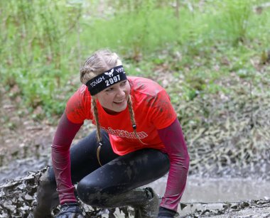 Gülümseyen renkli kadın çamur ile