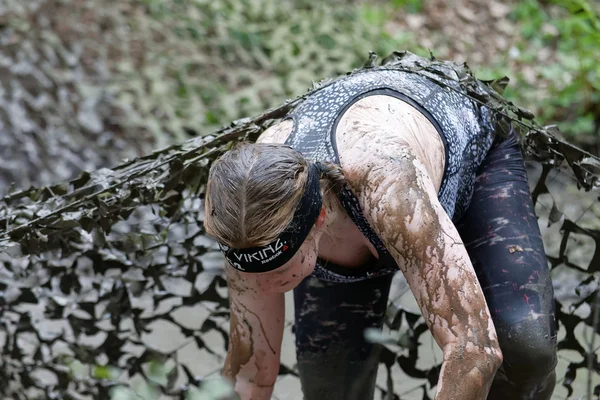 Estocolmo Suecia Mayo 2016 Mujer Cubierta Barro Inclinándose Hacia Adelante —  Fotos de Stock