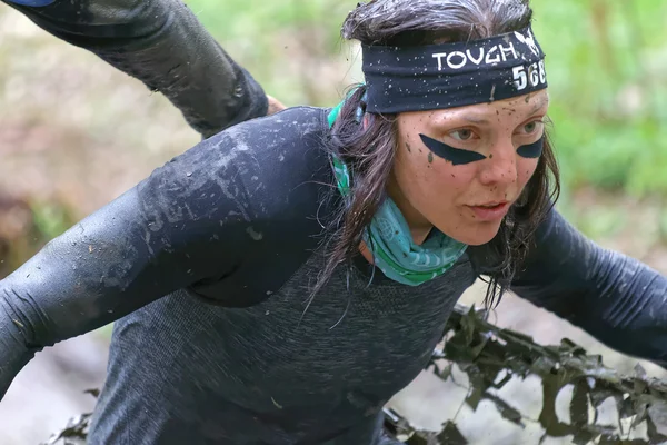 Estocolmo Suecia Mayo 2016 Mujer Cubierta Barro Luchando Para Salir — Foto de Stock