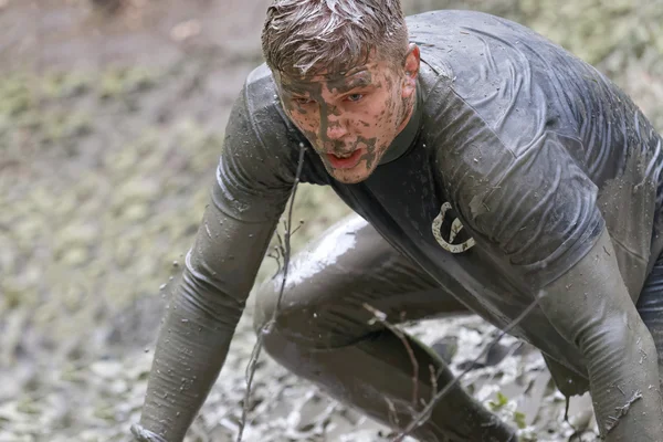 Hombre cubierto de barro arrastrándose —  Fotos de Stock