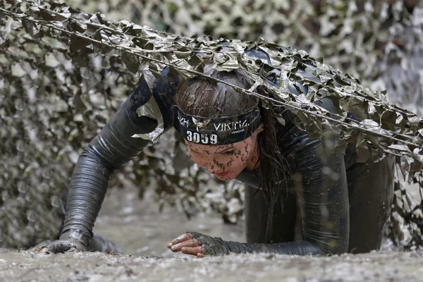 Estocolmo Suecia Mayo 2016 Mujer Cubierta Barro Luchando Para Salir —  Fotos de Stock