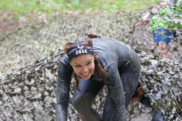 Sorridente bella donna coperta di fango — Foto Stock