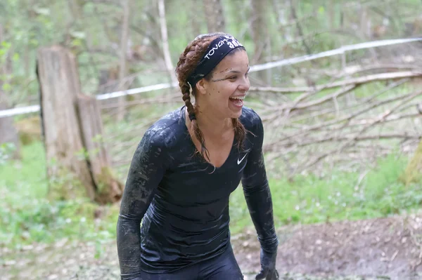 Lächeln schöne Frau mit Schlamm im Wald bedeckt — Stockfoto