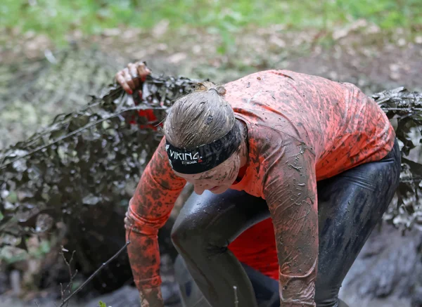 Estocolmo Suecia Mayo 2016 Mujer Cubierta Barro Luchando Para Salir — Foto de Stock