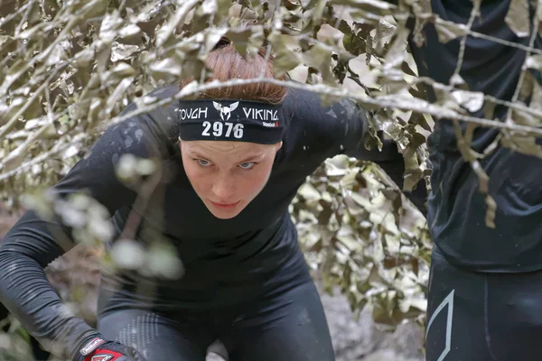 Stockholm Suède Mai 2016 Femme Focalisée Couverte Boue Rampant Sous — Photo