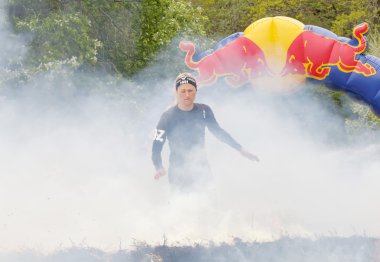 Yangın ve duman ile sarışın kadın