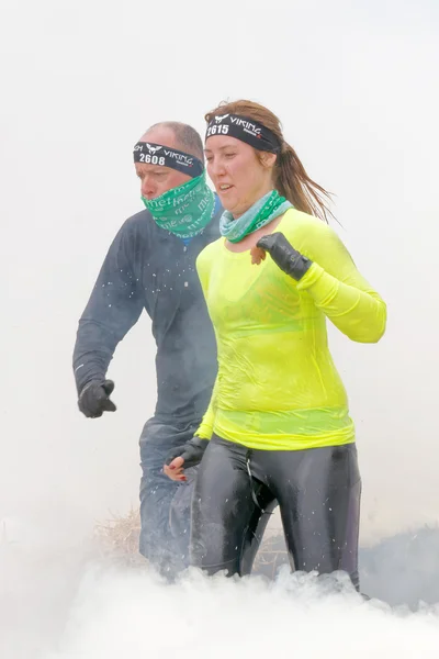 Estocolmo Suecia Mayo 2016 Mujer Con Camisa Amarilla Hombre Corriendo —  Fotos de Stock