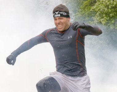 Stockholm, İsveç - 14 Mayıs 2016: ateşte atlama siyah giysili adam ve engel yarışta zor Viking olay İsveç ' te 14 Nisan 2016 duman