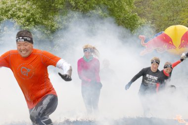 Stockholm, İsveç - 14 Mayıs 2016: 14 Nisan 2016 'da İsveç' te düzenlenen engelli yarışında yanan ve duman içinde koşan sarışın grup