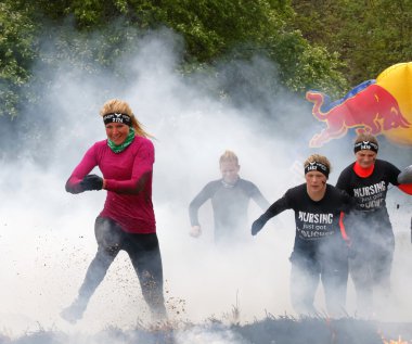 Stockholm, İsveç - 14 Mayıs 2016: 14 Nisan 2016 'da İsveç' te düzenlenen engelli yarışında ateşli ve dumanlı sarışın kızlar grubu