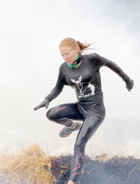 Sarışın kadın ateş ve duman atlama