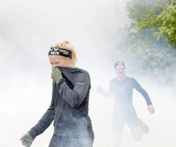 Stockholm Maj 2016 Blond Tjej Som Skyddar Näsan Mot Röken — Stockfoto