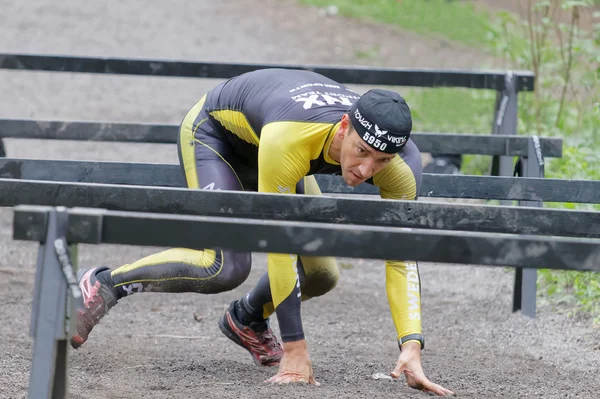 Stockholm Maj 2016 Kämpande Man Galler Hinderloppet Tough Viking Event — Stockfoto