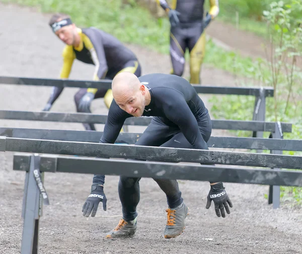 Stockholm Maj 2016 Grupper Kämpande Människor Som Kryper Galler Hinderloppet — Stockfoto