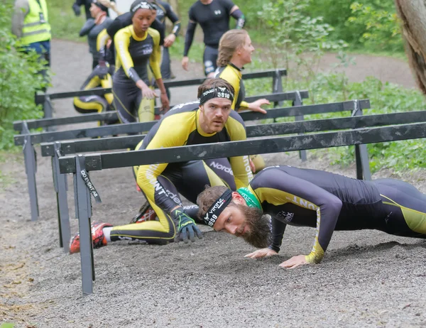 Stockholm Suède Mai 2016 Groupe Personnes Difficulté Rampant Sous Les — Photo