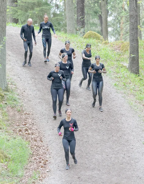 斯德哥尔摩 2016 一群女人在黑色训练服顺着斜坡在障碍赛艰难的海盗事件 在瑞典 2016 — 图库照片