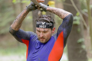 Stockholm, İsveç - 14 Mayıs 2016: dengesini engel yarışta zor Viking olay İsveç ' te bir bolluk ip üzerinde 14 Nisan 2016 korumak çalışan adam