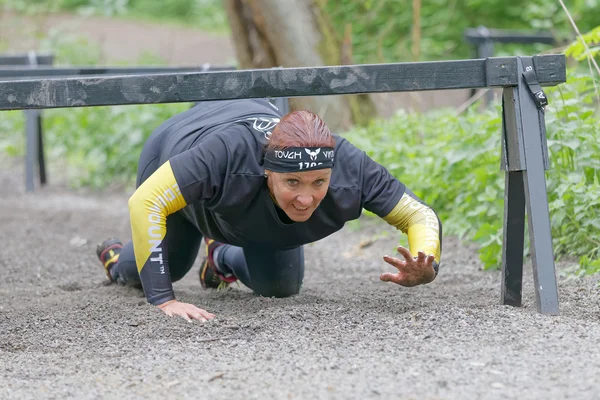 Stockholm Sweden May 2016 Struggling Senior Woman Crawling Bars Obstacle — Stock Photo, Image