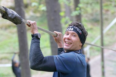 Stockholm, İsveç - 14 Mayıs 2016: İsveç 'te Zorlu Viking Etkinliği' nde gevşek bir iple dengesini korumaya çalışan gülümseyen adam