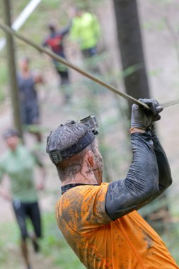 Stockholm, İsveç - 14 Mayıs 2016: İsveç 'te Zorlu Viking Etkinliği' nde gevşek bir iple dengesini korumaya çalışan çamurlu bir adamın arka görüntüsü, 14 Nisan 2016