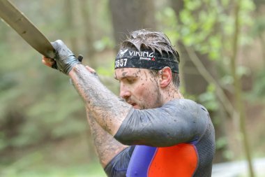 Bolluk bir ip üzerinde dengesini korumak çalışan adam