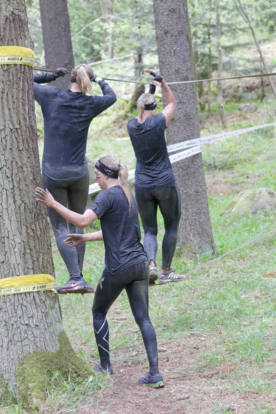 瑞典斯德哥尔摩 2016年5月14日 3名脸上沾满泥巴的女子试图在瑞典硬墙越野赛 Tough Viking Event 中保持绳子上的平衡 — 图库照片