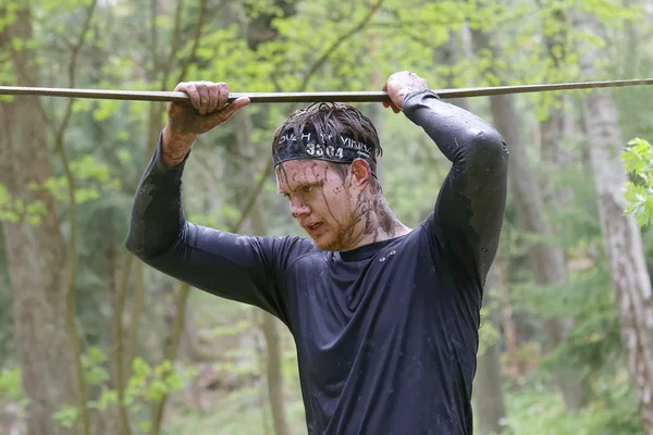 Estocolmo Suecia Mayo 2016 Hombre Concentrado Con Barro Cara Tratando —  Fotos de Stock