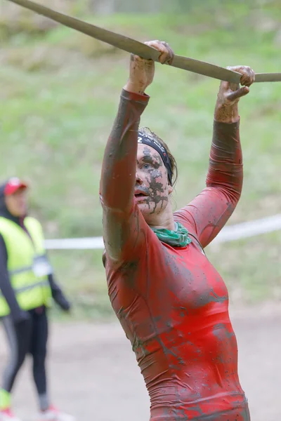 Stockholm Sweden May 2016 Woman Mud Her Face Trying Maintain — Stock fotografie