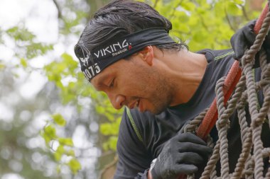Stockholm, İsveç - 14 Mayıs 2016: 14 Mayıs 2016 'da İsveç' te Zorlu Viking Etkinliği 'nde ağa tırmanan bir adamın yakınlaşması