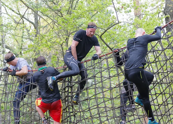 Stockholm Zweden Mei 2016 Mannen Klimmen Een Net Hindernisrace Tough — Stockfoto