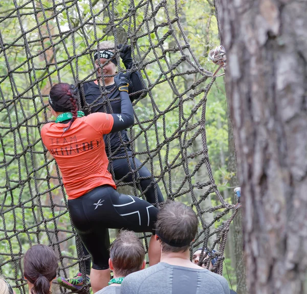 Stockholm Sweden May 2016 Two Woman Climbing Net Obstacle Race — Stock Photo, Image