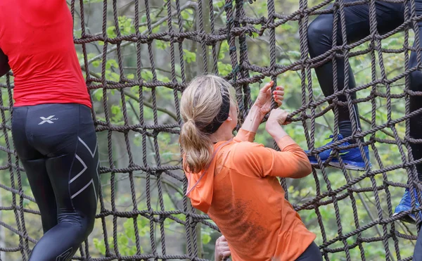 Stockholm Maj 2016 Grupp Kvinna Klättrar Upp Ett Nät Hinderloppet — Stockfoto