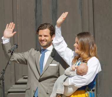 Stockholm, İsveç - Haziran 2016: İsveçli prins Carl Philip Bernadotte ve Prenses Sofia Hellqvist yeni doğan Alexander 'ı serbest bırakıp kucağına aldılar