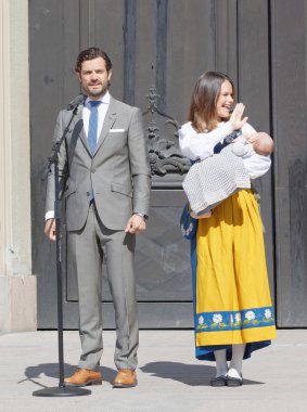 Stockholm, İsveç - 06 Haziran 2016: İsveç Prens Carl Philip Bernadotte ve Prenses Sofya Hellqvist yeni doğan holding Alexander Kraliyet Kalesi önünde İsveç Ulusal gün boyunca bebeğim