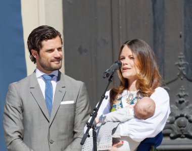 Stockholm, İsveç - 06 Haziran 2016: İsveç Prens Carl Philip Bernadotte ve Prenses Sofya Hellqvist yeni doğan holding Alexander Kraliyet Kalesi önünde İsveç Ulusal gün boyunca bebeğim