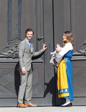Stockholm, İsveç - Haziran 2016: İsveç Prensi Carl Philip Bernadotte ve Prenses Sofia Hellqvist ve Prens Alexander İsveç Ulusal Günü 'nde kraliyet kalesinin kapısını açtılar.